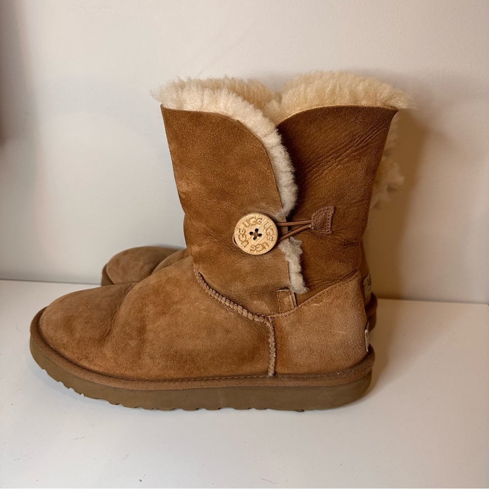 UGG Boots - Bailey Button 🚨 RIPPED 🚨